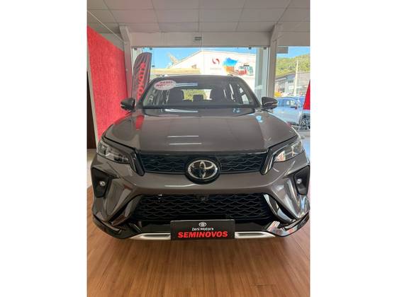 TOYOTA HILUX 2.8 D-4D TURBO DIESEL CD SRX 4X4 AUTOMÁTICO